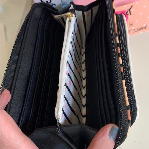 Betsey Johnson Wallet NWT - Picture 8 of 8
